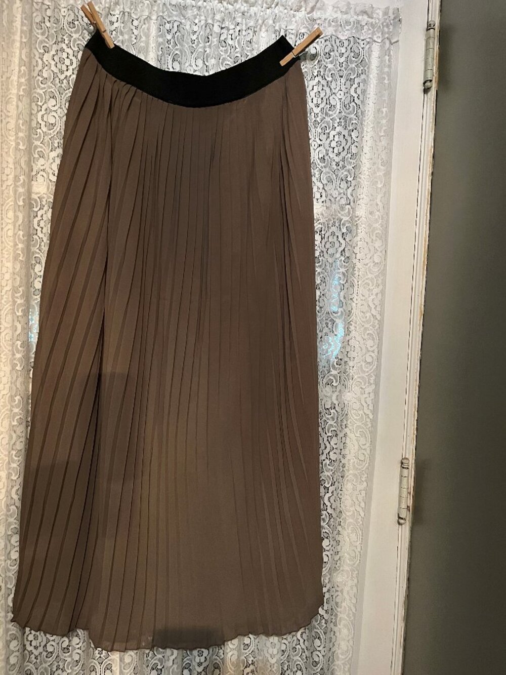Zenana accordion pleated tan/mocha skirt with solid black elastic waist band